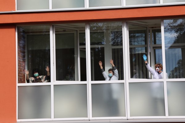 Sveikinimas medicinos darbuotojams – iš pievelės (nuotraukos)