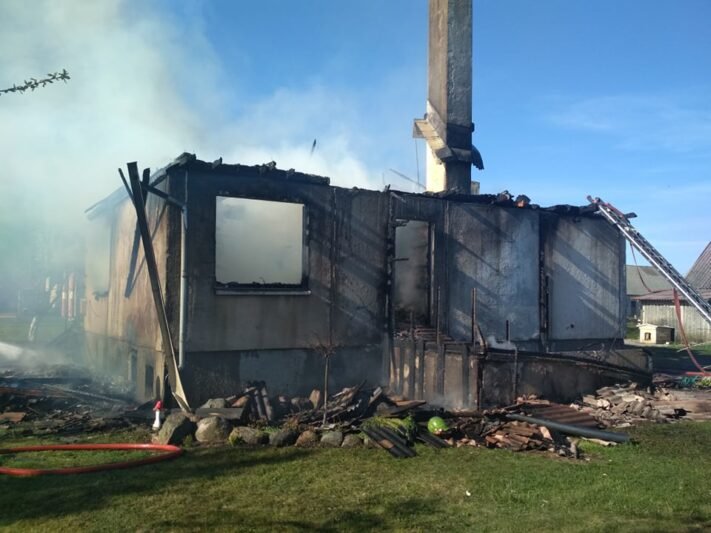 Tamošiuose užsiliepsnojo namas (nuotraukos)