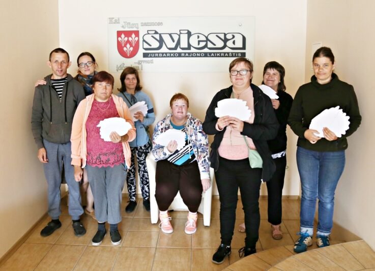 Tarptautinę taikos dieną dalino balandžius ir linkėjimus