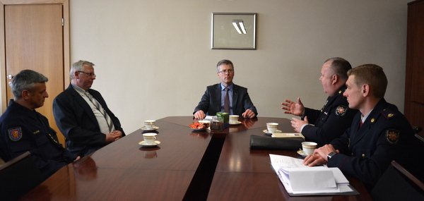 Tarėsi dėl ugniagesių likimo