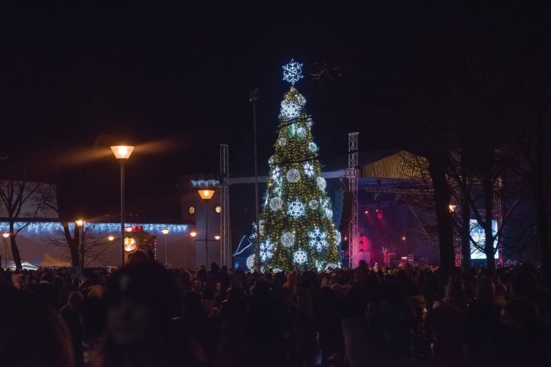 Tauragė įžiebė Kalėdų eglę: po įspūdingos pradžios pradedamas nemokamų renginių maratonas