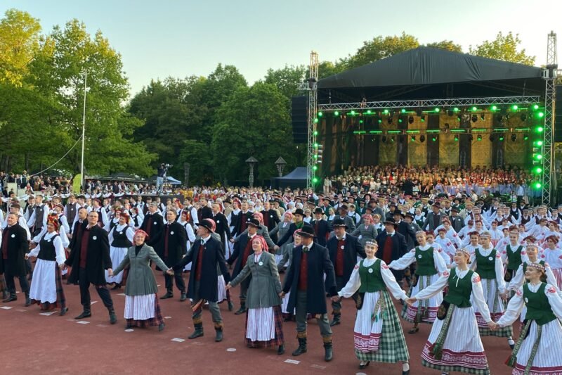 Tauragės miesto gimtadienyje vieningai suskambėjo apskrities Dainų šventė