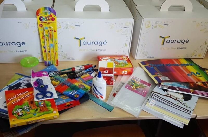 Tauragės valdžia siūlo imti pavyzdį: dėžutės su reikmenimis – dovana visiems moksleiviams
