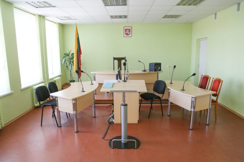 Teismas buvusio aplinkosaugininkų vado nepagailėjo: pripažintas brakonieriumi, konfiskuotas šautuvas, visureigis ir skirta bauda