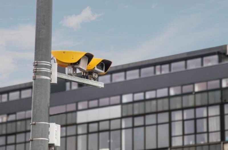 Tokių greičio matuoklių dar nebuvo: matuos ne tik greitį, gebės atpažinti apgadintus numerius ir dar daugiau