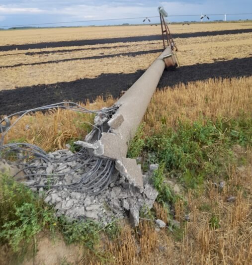 Traktoriui nuvertus stulpą be elektros liko šimtai gyventojų, kilo gaisras (2)