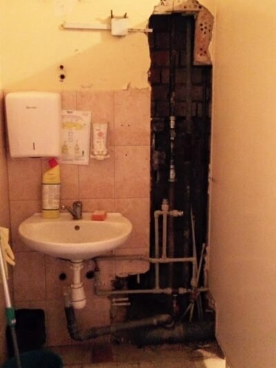 Tualetas ligoninėje – apkerpėję griuvėsiai (nuotraukos) (11)