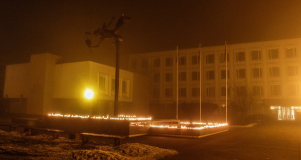 Už kiekvieną žuvusį vaiką uždegtos gedulo žvakės (nuotraukos) (1)