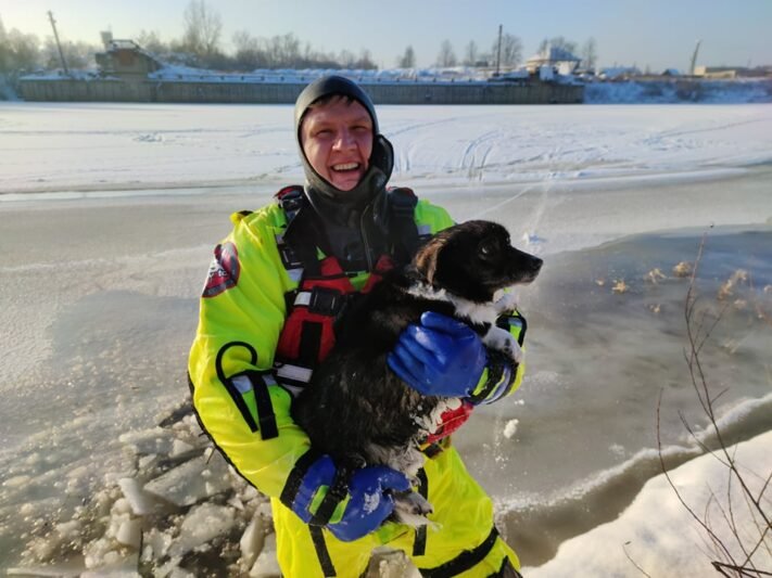 Ugniagesiai išgelbėjo ant ledo įstrigusį šunį (nuotraukos, video) (6)