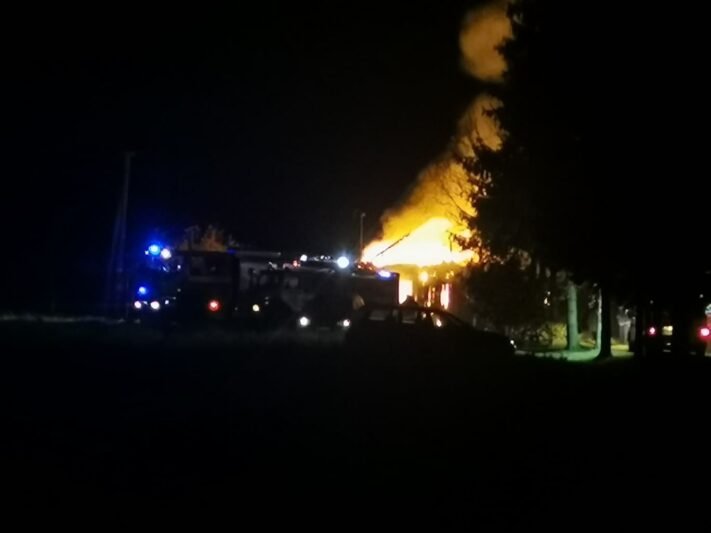 Ugnis pastatą pavertė griuvėsiais (video)