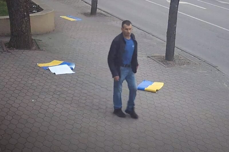 Ukrainos vėliavas plėšęs vandalas prisidavė pats, vyrui skirta bauda (papildyta, 2 video) (14)