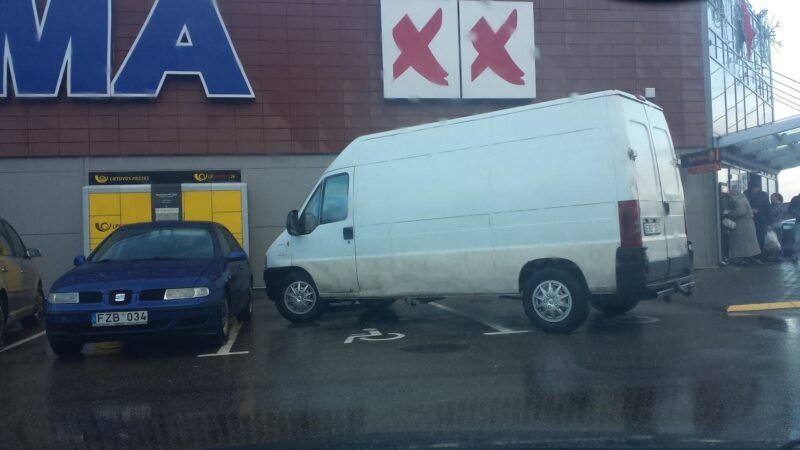 Užėmė abi neįgaliųjų vietas