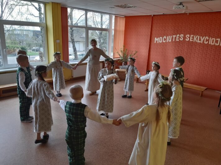 „Ąžuoliuko“ priešmokyklinukai svečiavosi Močiutės seklyčioje