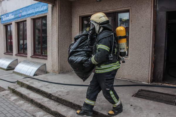 Užsidegė daugiabutis (nuotraukos)