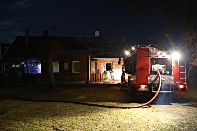 Užsidegė medinis namas (nuotraukos)