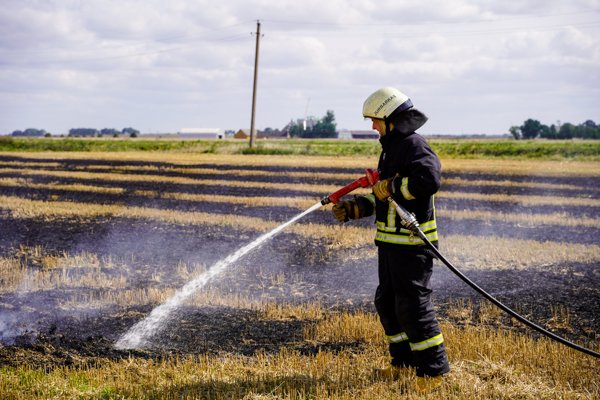 Užsidegė nupjautas laukas (nuotraukos)