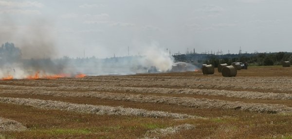 Užsiliepsnojo laukai (nuotraukos, video)