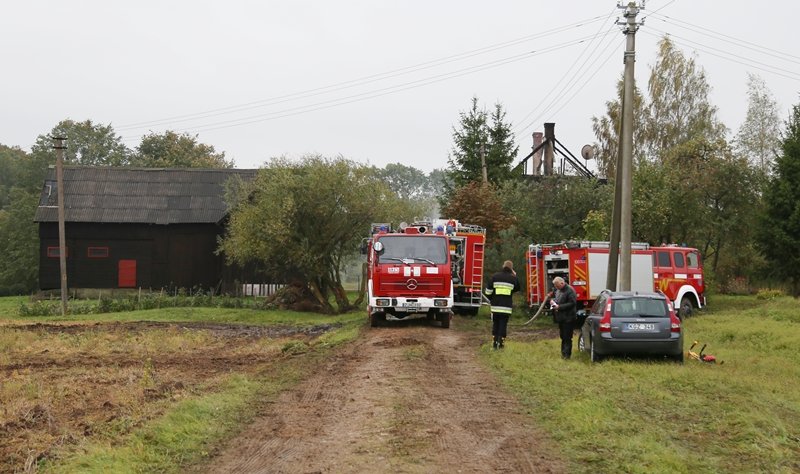 Užsiliepsnojusiame name pražuvo du žmonės (2)