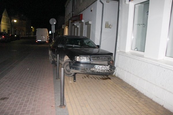 Vagis įkliuvo darkart – sudaužė pagrobtą automobilį (nuotraukos) (18)