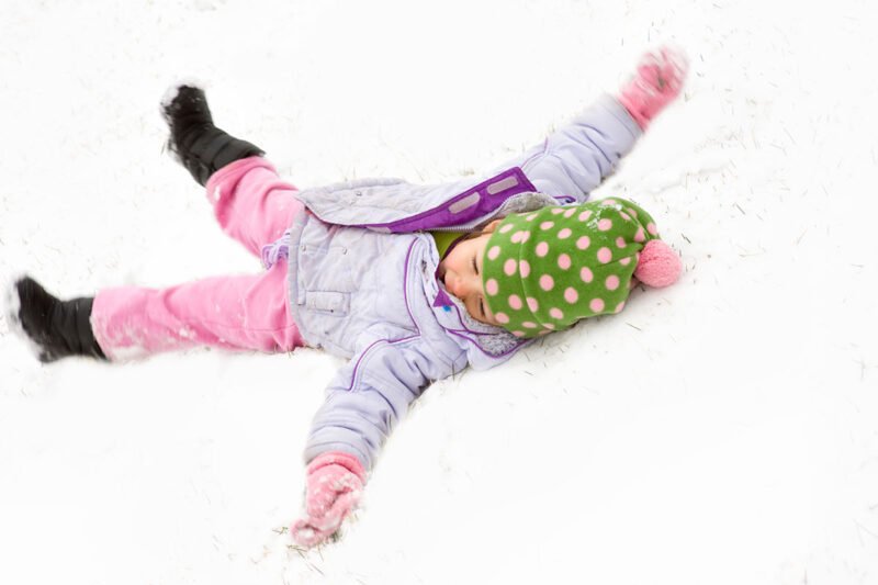 Vaikų žaidimai lauke reikalingi ir žiemą: idėjos, ką veikti