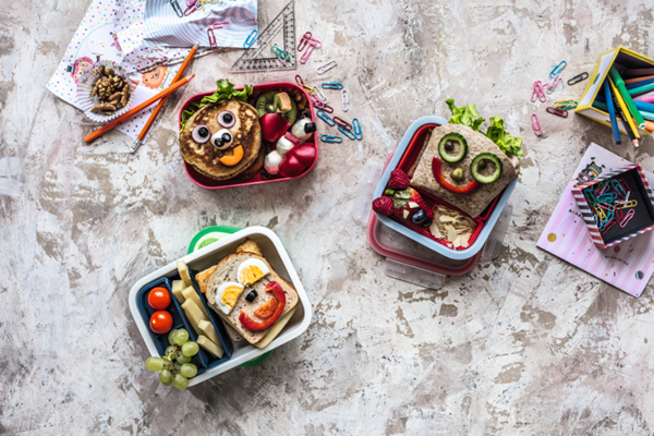 Vaikų mityba mokykloje: kodėl reikalingos priešpiečių dėžutės ir kaip turėtų atrodyti jų turinys?