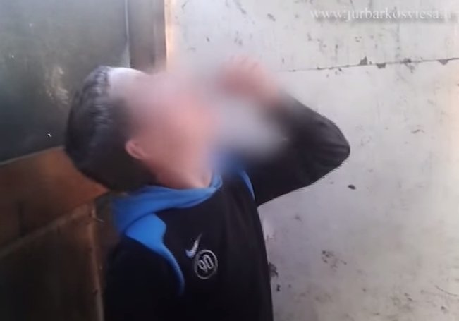 Vaikų namuose už cigaretes vaikas valgė slieką (video) (2)