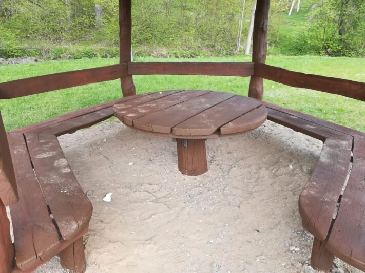 Vandalai jau niokoja naujai perdažytas pavėsines (6)