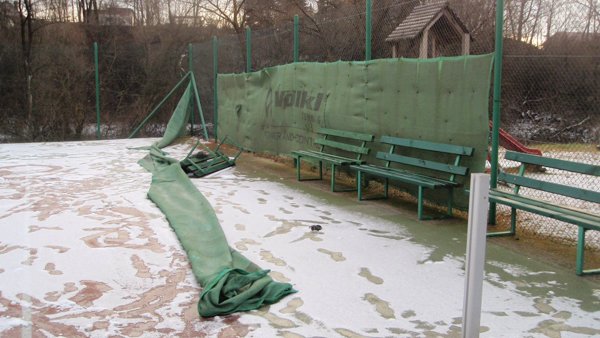 Vandalai suniokojo teniso kortus, prašoma pagalbos surandant nusikaltėlius (nuotraukos) (12)