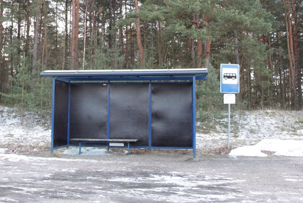 Vandalai vėl sudaužė autobusų stotelę