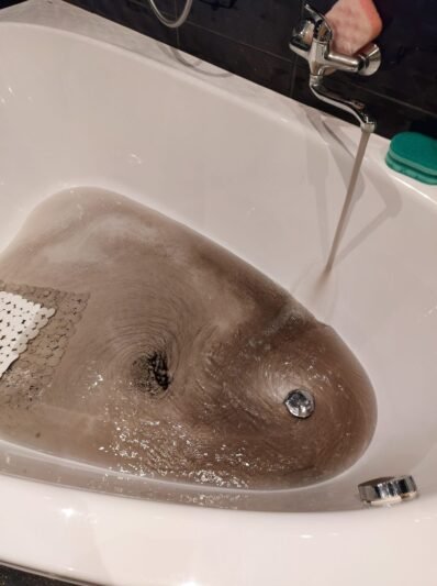 Vandentiekio gedimas rastas, netrukus juodas vanduo nebebėgs (video)