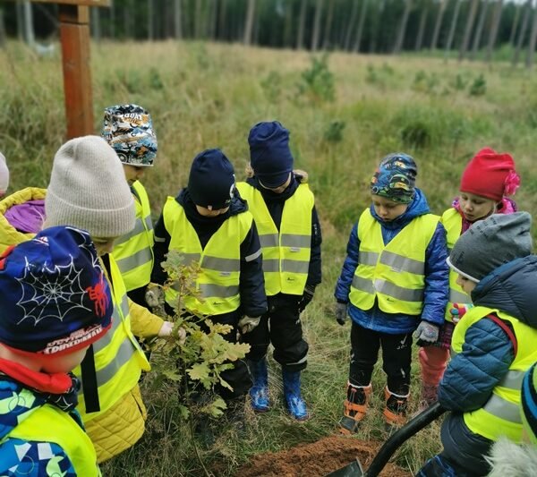 „Varpelių“ grupės vaikučiai sodino medelius