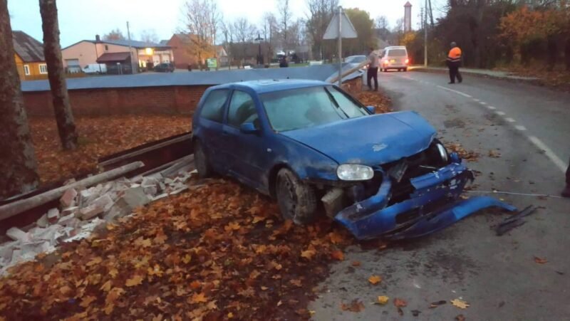 Veiksmo filmas Eržvilke: vogtu automobiliu išvertė bažnyčios tvorą