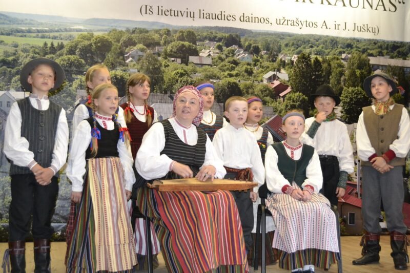 Veliuonoje per žemę ir dangų skrido daina