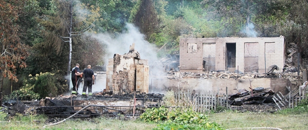 Veliuonos miestelyje ugnis prarijo du namus (papildyta, nuotraukos)