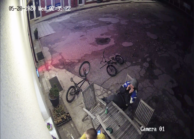 Verslininkė ieško parduotuvės langus aplipinusių vandalų (nuotraukos) (12)