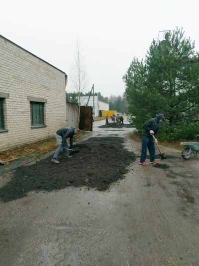 Verslininkus piktina apleistas kelias (1)