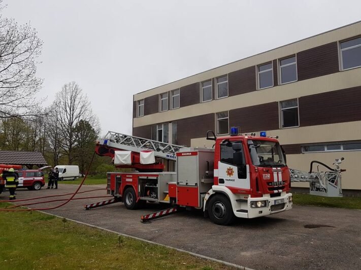 Viešvilėje degė medienos apdirbimo įmonė