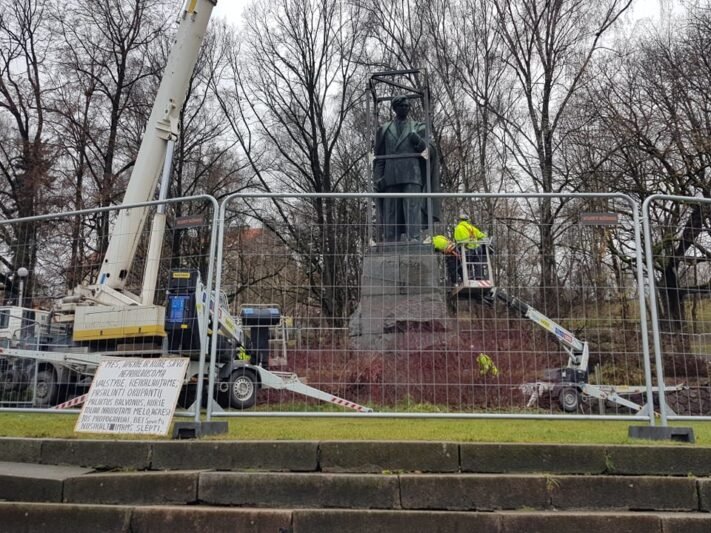 Vilniuje nukeliamas paminklas Petrui Cvirkai: jį palydi keli protestuotojai ir anūkas (4)