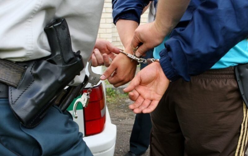 Vogtame automobilyje – pažeidėjas ir ieškomas asmuo