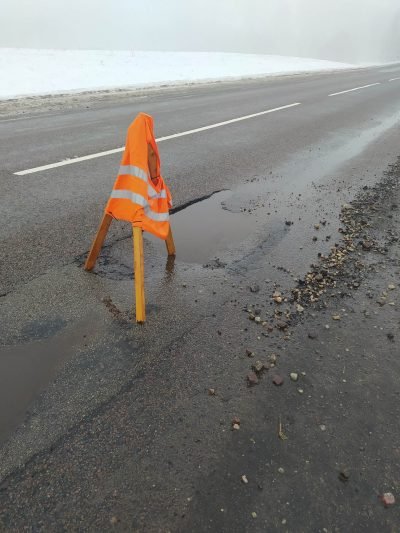 Perspėja dėl duobės – prakirto ne vieną padangą (video)