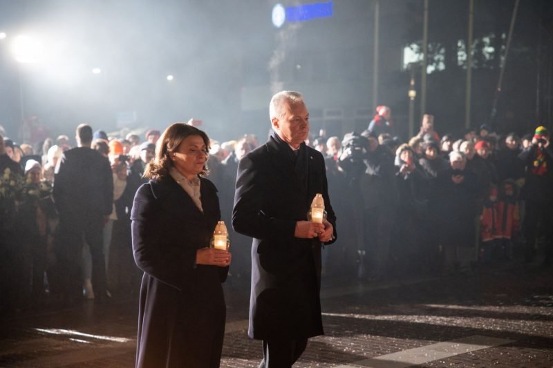 Atminimo laužų uždegimo ceremonija prie Vilniaus televizijos bokšto. Andriaus Ufarto (ELTA) nuotr.