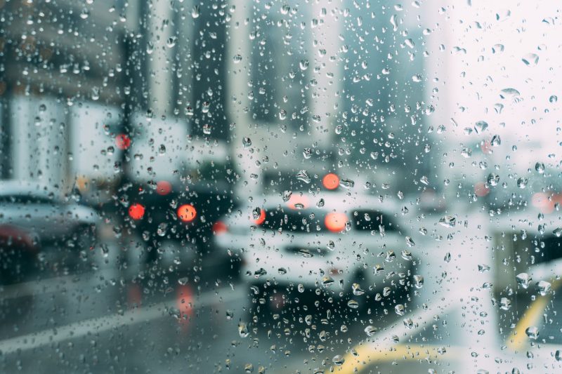 Antradienį krituliai iš šalies nesitrauks: daugelyje rajonų eismo sąlygas sunkina snygis, vietomis – šlapdriba