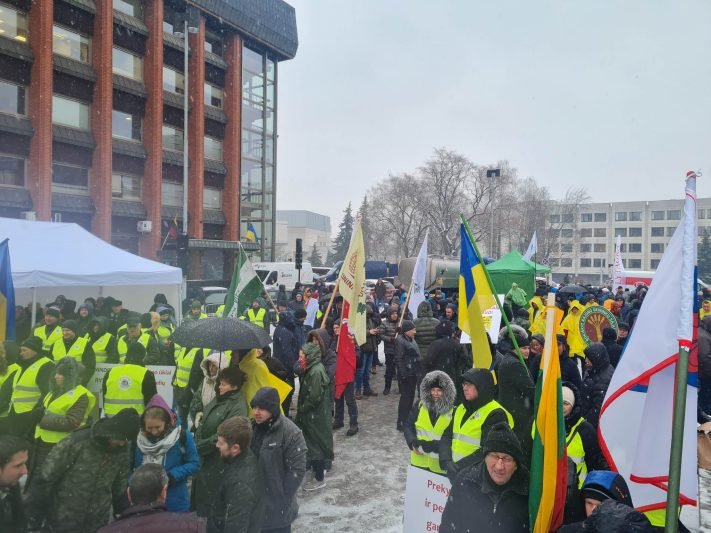 Po susitikimo su Navicku pieno gamintojai džiugų naujienų neturi: ministerijos pozicija ūkininkų atžvilgiu daugiau nei neigiama. Protestuose dalyvauja ir Jurbarko r. ūkininkai
