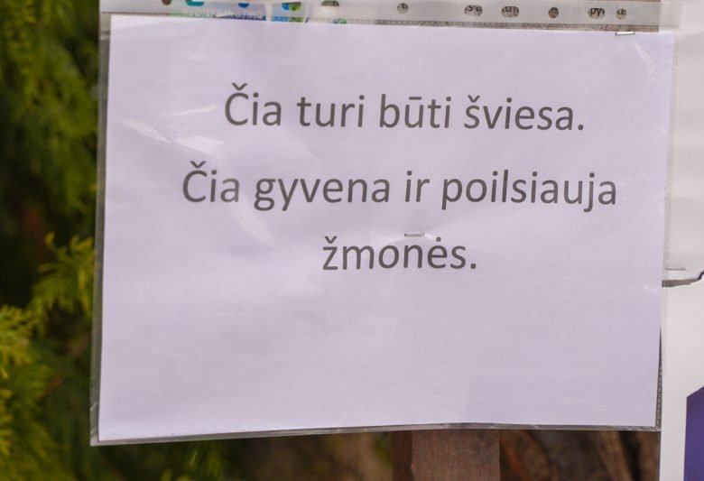 Smukučius apdėjo kapų žvakėmis – mano, kad turi būti šviesu (nuotraukos) (4)