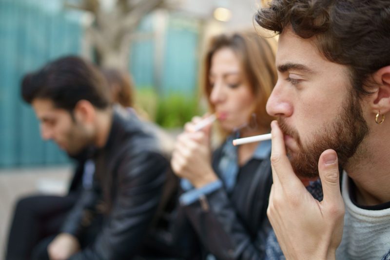 Cigarečių dūmų apgaubti: kaip nuo rūkančiųjų kenčia aplinkiniai? (4)
