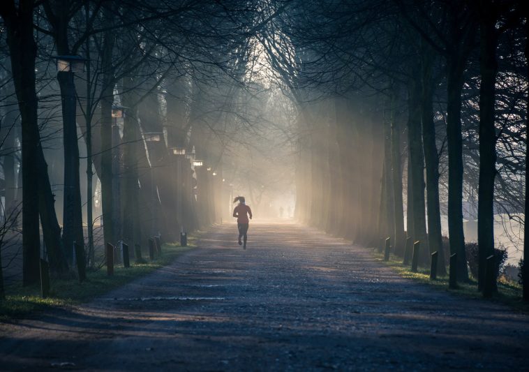 Keliuose vis dar išlieka provėžų, pažliugusio, prispausto sniego, Tauragėje sąlygas sunkina rūkas