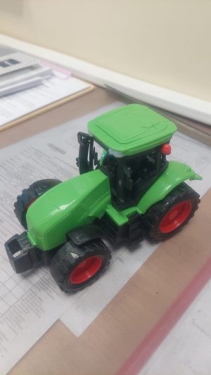 Traktoriuką pametęs vaikas rastas. Ūkininkas laukia, kol galės išpildyti jo norą (4)
