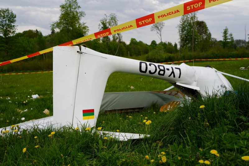 Lėktuvas nukrito vos už poros dešimčių metrų nuo gyvenamos sodybos. L. Pilecko nuotr.