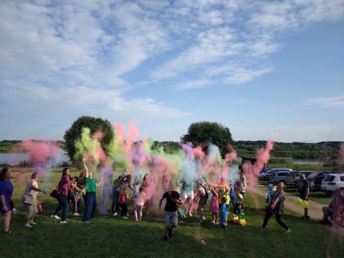Šeimos pikniko dalyviai dangų nuspalvino širdies dulkėmis