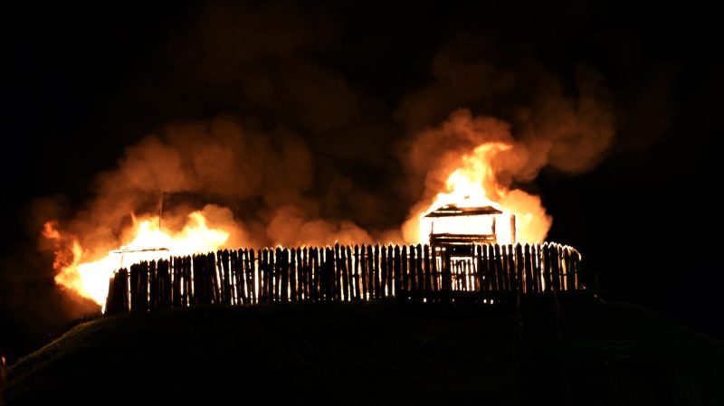 Tauragėje per kryžiuočių ir skalvių kovą liepsnojo pilis (video, nuotraukos)